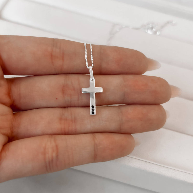 Colar pingente cruz com zircônias ônix