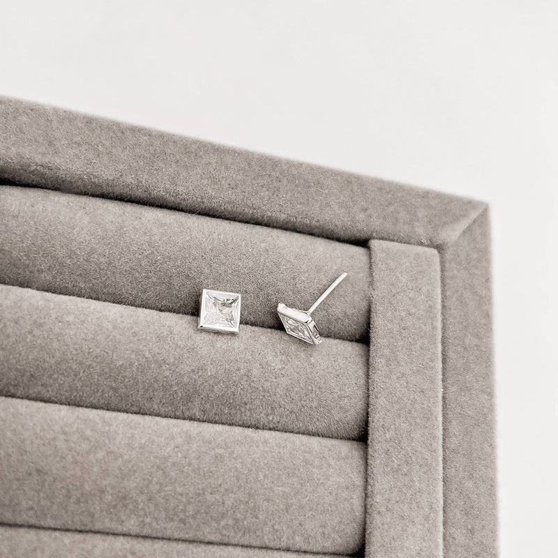 Brinco zircônia quadrada embutida