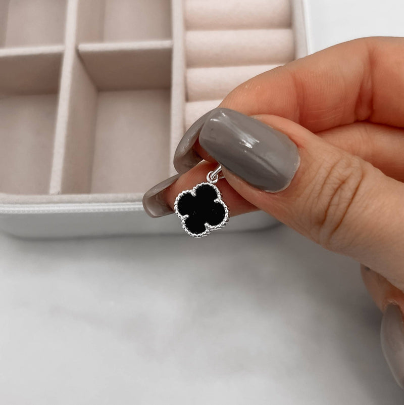 Pingente trevo pedra ônix com bolinhas