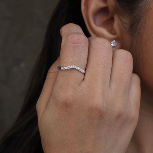 Anel V detalhe cravejado