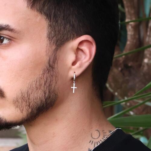 Argola click redonda pingente cruz